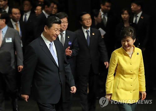 Tổng thống Hàn Quốc Park Geun-hye và Chủ tịch Trung Quốc Tập Cận Bình trong chuyến thăm Hàn Quốc của ông Tập Cận Bình.