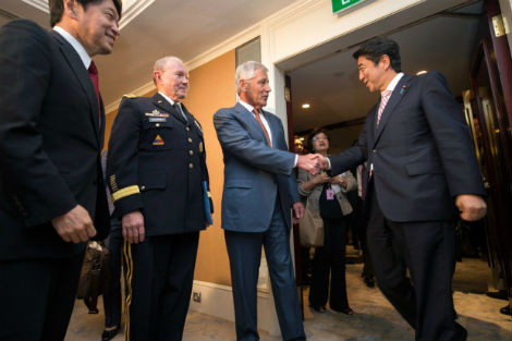 Bộ trưởng Bộ Quốc phòng Mỹ Chuck Hagel trong cuộc gặp với Thủ tướng Nhật Shinzo Abe.