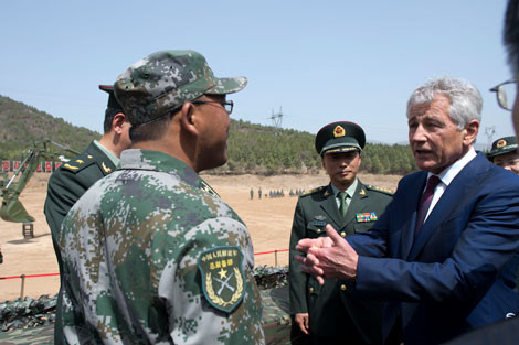 Bộ trưởng Quốc phòng Mỹ trong chuyến thăm một đơn vị quân đội Trung Quốc.