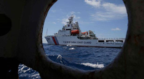 Ngày 29/3, một tàu hải cảnh Trung Quốc chặn tàu Philippines tiếp tế cho các thủy thủ nước này ở bãi Cỏ Mây.