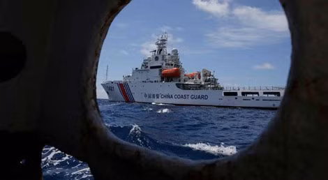 Ngày 29/3, một tàu hải cảnh Trung Quốc chặn tàu Philippines tiếp tế cho các thủy thủ nước này ở bãi Cỏ Mây.