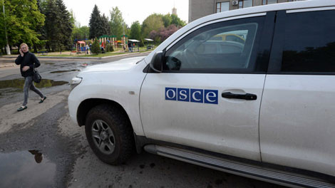 Xe của các quan sát viên quân sự OSCE tại Slavyansk.
