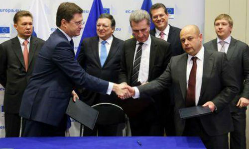 Bộ trưởng Năng lượng Nga Alexander Novak ký thỏa thuận với Bộ trưởng Năng lượng Ukraine Yury Prodan.