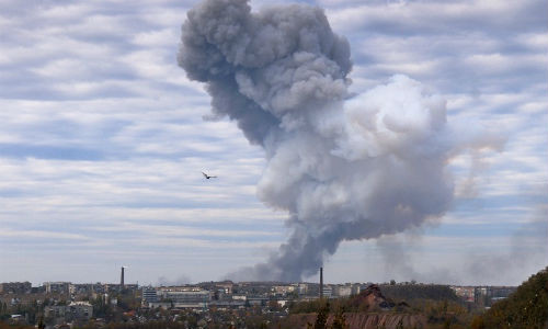 Khói bốc lên từ Donetsk sau các đợt tấn công.