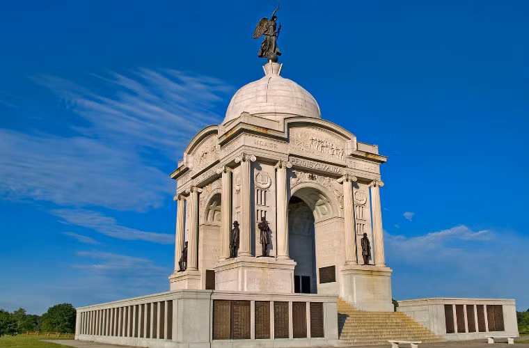 Công viên Quân sự Quốc gia Gettysburg, Mỹ được xây dựng trên địa điểm xảy ra trận chiến Gettysburg với rất nhiều công trình hỗ trợ cho cuộc chiến này.