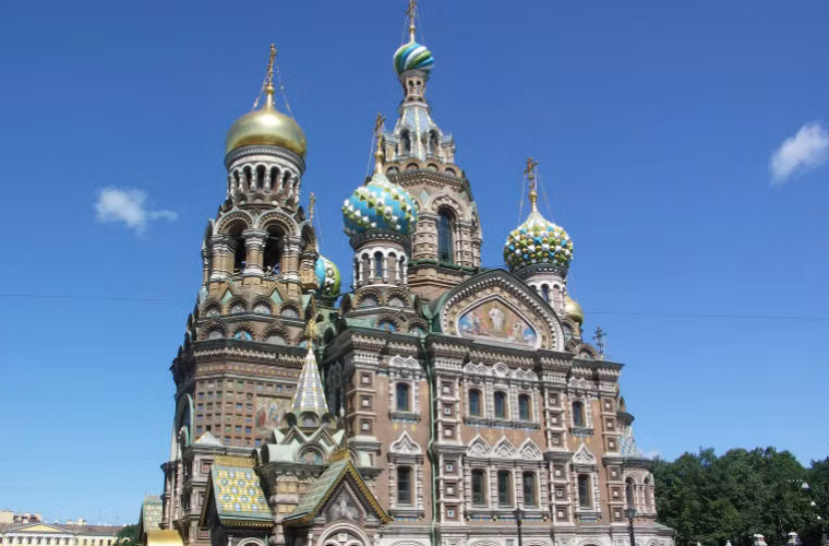 Nhà thờ này được xây dựng giữa năm 1883 và 1907 tại địa điểm xảy ra vụ ám sát Sa hoàng Alexander II và dành riêng để tưởng nhớ ông.