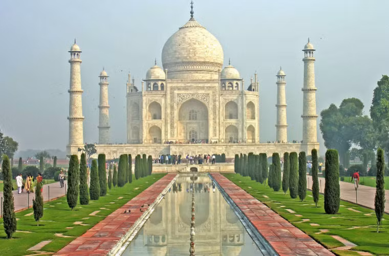 Taj Mahal là Lăng tẩm bằng đá cẩm thạch này được xây dưng bởi Hoàng đế của Mughal, Sha Jahan để tưởng người vợ thứ 3 của ông, Hoàng hậu Mumtaz Mahal vào năm 1632.