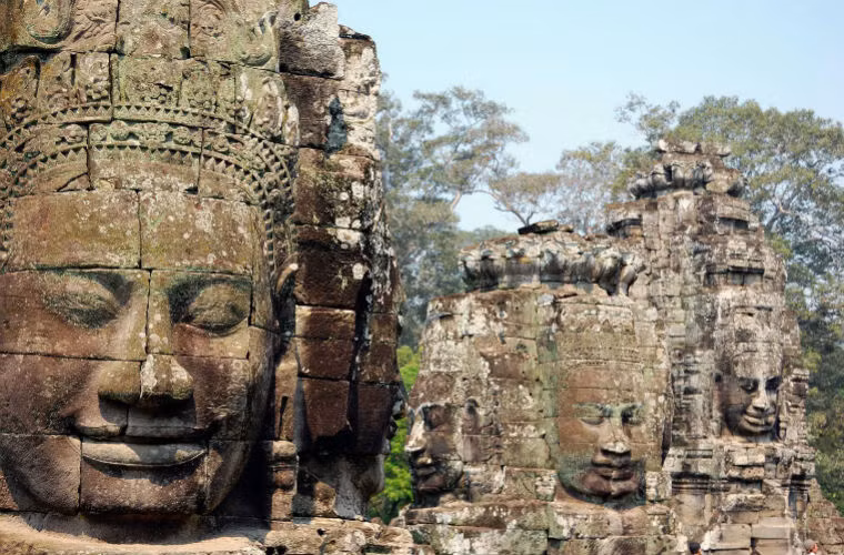 Điện thờ Bayon được xây dựng vào cuối thế kỷ 12, và được biết đến với những khuôn mặt đá khổng lồ trên nhiều tháp của ngôi đền.