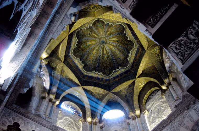 Nhà thờ Mosque-Cathedral ở Córdoba, Tây Ban Nha là nhà thờ Hồi giáo trung cổ này được xây dưng từ những năm 784 và được chuyển đổi thành nhà thờ Công giáo La Mã năm 1236. Nó là tác phẩm nổi tiếng nhất của kiến trúc Moorish.
