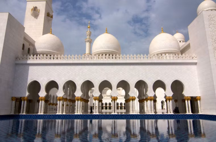 Nhà thờ Sheikh Zayed là nhà thờ Hồi giáo lớn nhất ở các Tiêu Vương Quốc Arab là nhà thờ Hồi giáo lớn thứ 8 trên thê giới. Nó được xây dựng từ năm 1996 đến 2007 và là nơi quan trọng nhất của những tín đồ Hồi giáo trong nước.