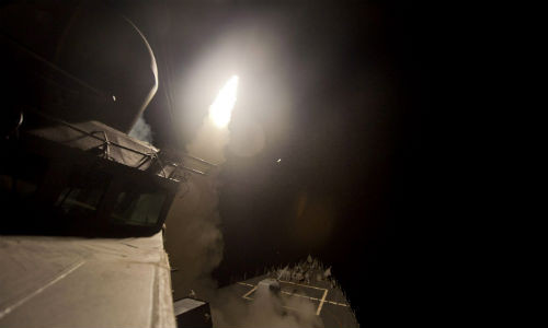 Tên lửa hành trình bắn đi từ tàu chiến Mỹ nhằm vào các vị trí của IS ở Syria.