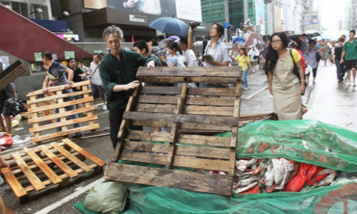 Người dân Hồng Kông phản đối cuộc biểu tình đang tham gia dỡ bỏ chướng ngại vật.