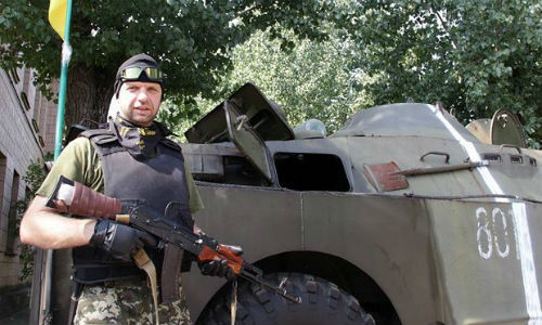 Chiến sĩ hòa bình bên cạnh một chiếc xe tăng ở miền đông.