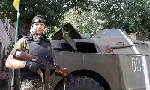 Chiến sĩ hòa bình bên cạnh một chiếc xe tăng ở miền đông.