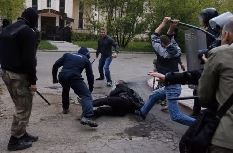 Người biểu tình ủng hộ Nga và người biểu tình ủng hộ Kiev xô xát tại thành phố Donetsk, ngày 28/4.