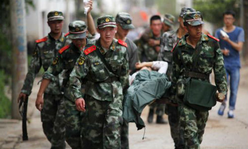 Quân đội Trung Quốc đang cấp cứu người bị thương sau động đất.