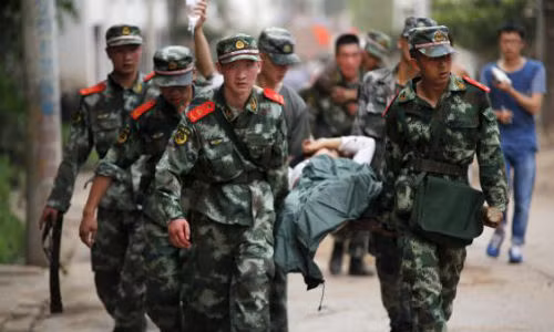 Quân đội Trung Quốc đang cấp cứu người bị thương sau động đất.