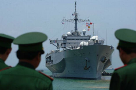 Các sĩ quan Việt Nam đón tàu USS Blue Ridge của Hải quân Mỹ tiến vào cảng Đà Nẵng ngày 23/4/2012.
