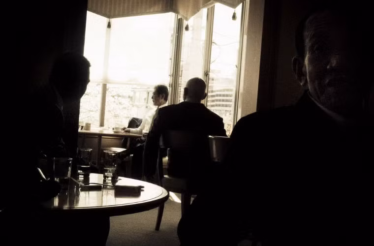 Những năm gần đây, Yakuza ngày càng có thái độ đối lập đối với cảnh sát. Họ tiến hành các hoạt động không được chấp nhận như sản xuất và buôn bán ma túy, thu thập tin tức về cảnh sát, bất hợp tác với cơ quan điều tra. Những điều này đi ngược lại những luật bất thành văn vốn đã giúp Yakuza tồn tại ở Nhật Bản, khiến những mâu thuẫn xã hội trong lòng đất nước này ngày càng trở nên căng thẳng.