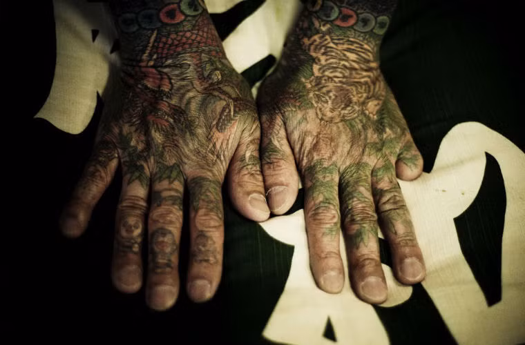 Yakuza ở mỗi vùng có một số dạng hình xăm khác nhau. Chẳng hạn, Yakuza ở thủ đô Tokyo chỉ xăm trên tay và lưng.