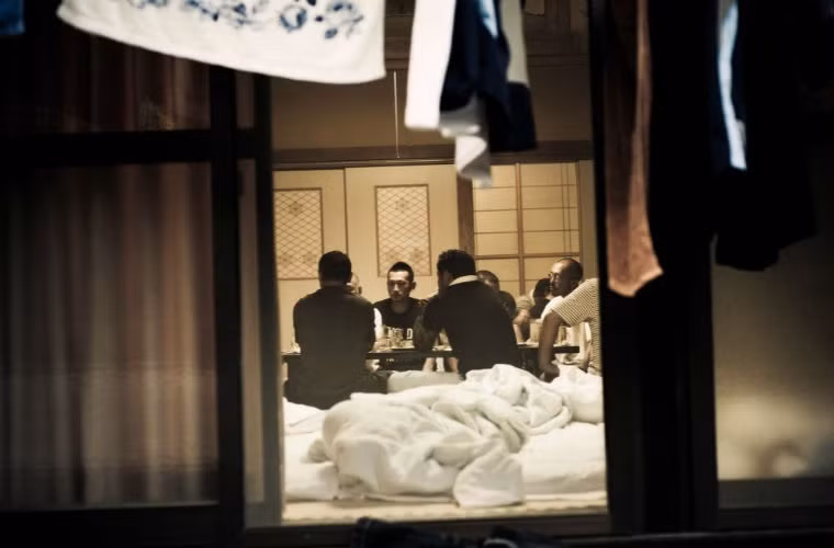 Người ngoài rất khó hiểu được cách thức hoạt động công khai của các băng nhóm Yakuza. Việc đăng ký thành viên được hoàn toàn hợp pháp. Các băng nhóm có trụ sở, được đăng ký trong danh bạ điện thoại và những băng mới thành lập tổ chức họp báo để thông báo logo và tên của mình.