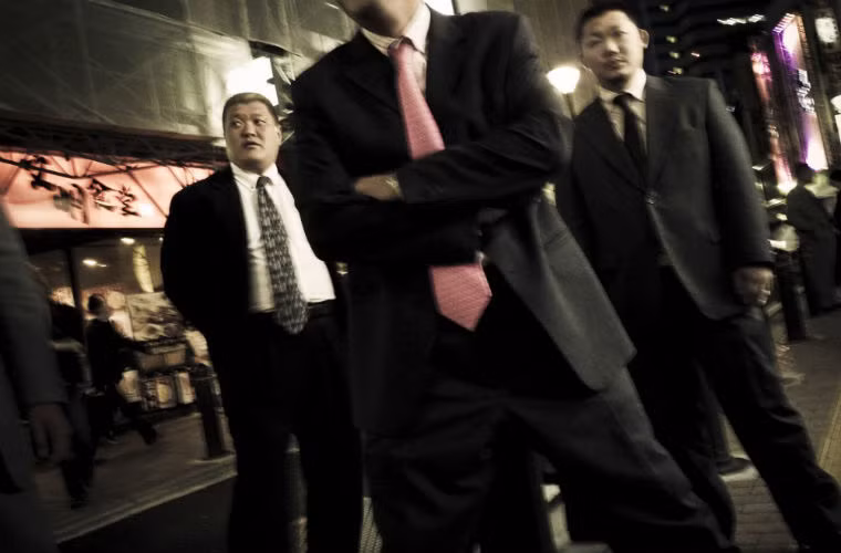 Theo một số ý kiến khác, Yakuza xuất phát từ Samurai, vào thời kỳ Tokugawa (1543 - 1616) người sáng lập ra thời kỳ Mạc phủ Edo. Việ sa thải hàng chục vạn Samurai thời ký này dẫn tới nhiều người không có kế sinh nhai, chuyển thành đội quân chuyên cướp phá làng mạc tại những nơi mà họ đi qua trong đất nước, và đây cũng là tiền thân cho tổ chức Yakuza sau này.