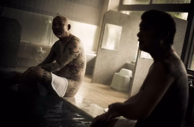 Thông thường các Yakuza gặp nhau trong các dịch vụ tắm hơi. Tại đây họ để lộ các vết xăm và chứng minh rằng mình không mang vũ khí.