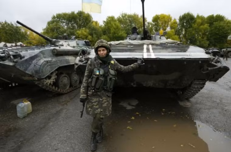 Binh sĩ Nadie 36 tuổi chụp ảnh ở ngay khu lán trại do lực lượng chính phủ dựng lên ở ngôi làng Luhanske.