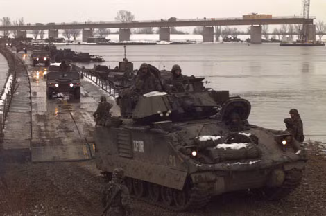 NATO triển khai quân ở Bosnia và Herzegovina trong chiến dịch Deliberate Force.