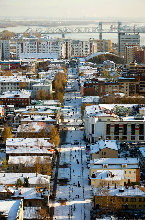 Các quận của thành phố trải dài trên 40 km (25 dặm) dọc theo bờ sông và nhiều hòn đảo của vùng đồng bằng.