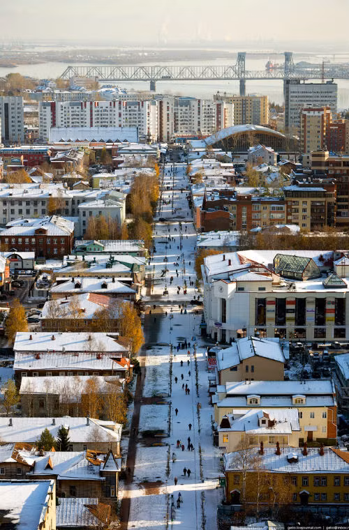 Các quận của thành phố trải dài trên 40 km (25 dặm) dọc theo bờ sông và nhiều hòn đảo của vùng đồng bằng.