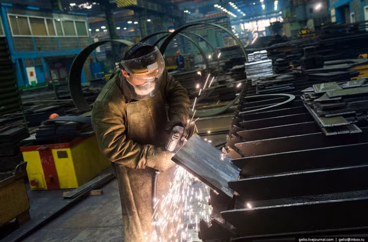 Ụ tàu Bạch Hải cũng đóng hơn 45 tàu thông thường.