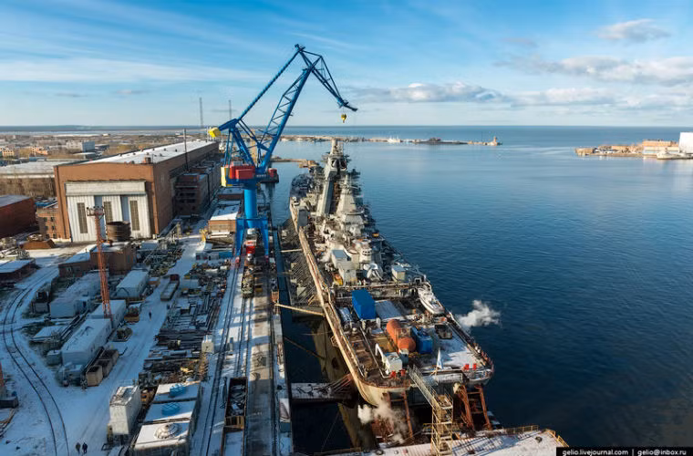 Tàu tuần dương Đô đốc Nakhimov ở Ụ Bạch Hải.