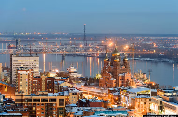 Thành phố này nằm bên hai bờ của sông Bắc Dvina gần lối ra Biển Trắng ở phần phía bắc châu Âu.