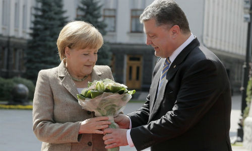 Bà Merkel và ông Poroshenko.