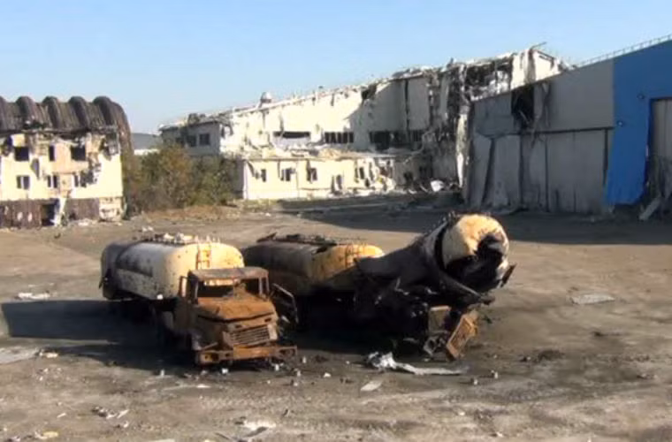 Xe bồn chở nhiên liệu bị bắn cháy.