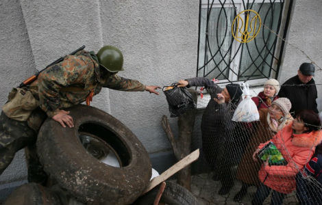 Người dân Ukraine chuyển thức ăn cho phần tử vũ trang ở miền đông.