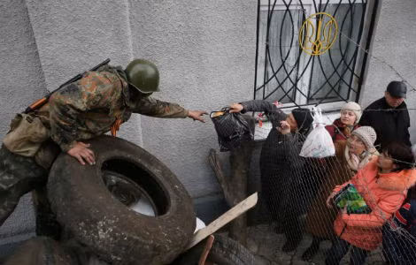 Người dân Ukraine chuyển thức ăn cho phần tử vũ trang ở miền đông.