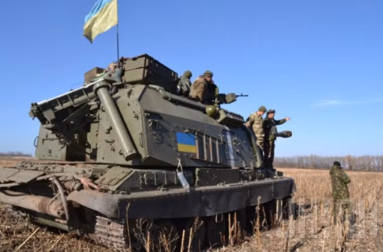 Các binh sĩ Ukraine quan sát khu vực.