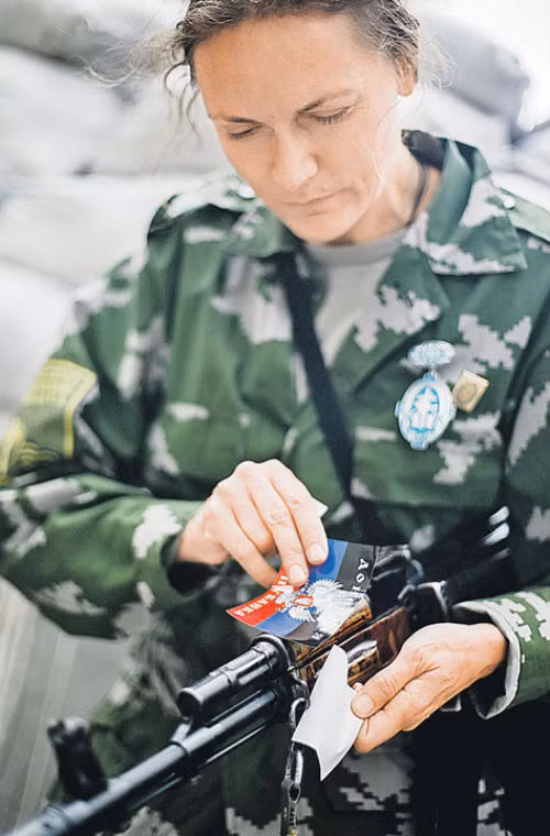 Cô Margarita Zeidler là một cựu y tá người Đức chuyển đến Ukraine từ năm 2012. Cô Margarita Zeidler gia nhập lực lượng ly khai sau khi 1 người bạn bị giết vào tháng 5. Cô cho biết: "Tôi không thể đứng nhìn người Ukraine bị những kẻ phát xít giết hại".