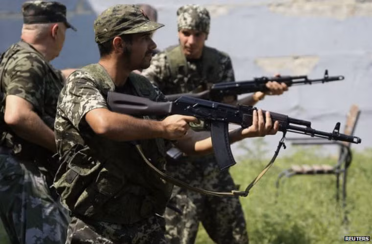 Chiến binh Tây Ban Nha Angel Davilla-Rivas cho biết mình tới Ukraine với đồng chí Rafa Munoz Perez để chiến đấu cùng lực lượng ly khai nhằm đền đáp sự ủng hộ của Liên bang Xô-viết đối với phe Cộng hòa trong cuộc nội chiến Tây Ban Nha.