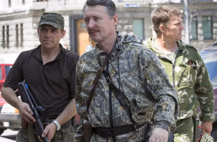 Nổi tiếng nhất trong số những người Nga tham gia chiến đấu ở miền đông Ukraine là Igor "Strelkov" Girkin, người được cho là giữ hàm đại tá trong Quân đội Nga ít nhất là đến cuối năm 2013.