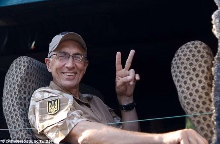 Palawsky - người Mỹ gốc Ukraine có quốc tịch Ukraine, đã bị giết chết khi chiến đấu bên phe chính phủ Ukraine tại thị trấn Ilovaisk. Truyền thông Nga cho rằng cũng có những công dân Mỹ chiến đấu bên phe ly khai.