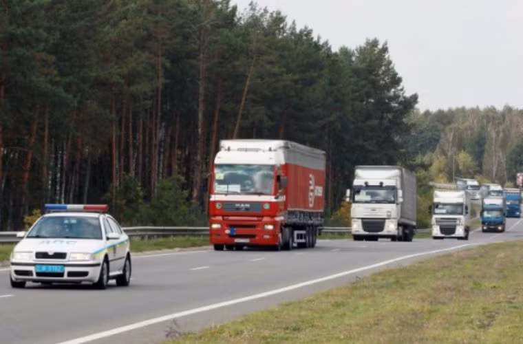 Đoàn xe cứu trợ của Đức có xe cảnh sát dẫn đường.