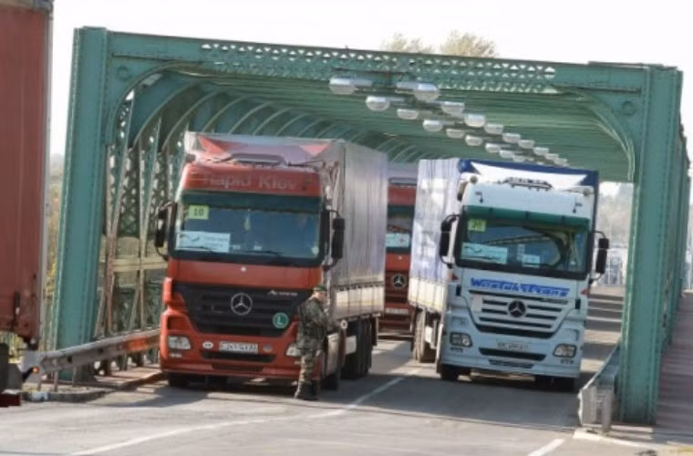 Đoàn xe chở hàng viện trợ nhân đạo Đức tiến vào Ukraine từ Ba Lan.