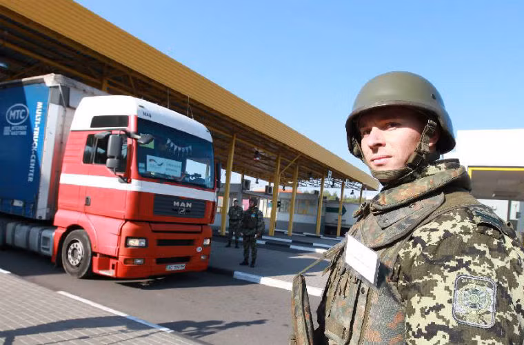 Lính biên phòng Ukraine tại cửa khẩu đòn đoàn xe Đức.