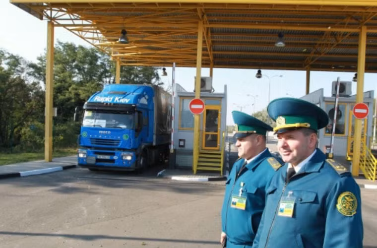 Những chiếc xe chở hàng cứu trợ của Đức tiến vào Ukraine ngày 7/10.