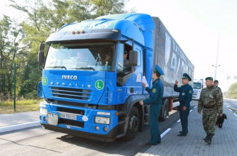 Đoàn xe tiến vào tỉnh Volyn, miền tây Ukraine.