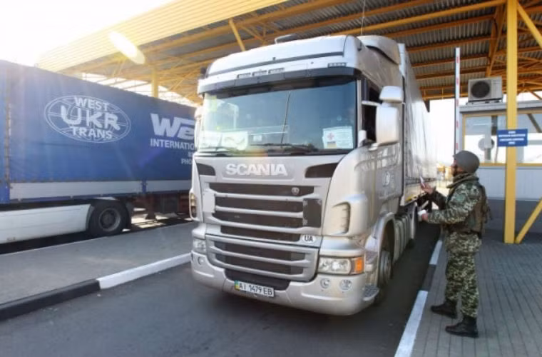 Lính biên phòng Ukraine làm thủ tục cho xe thông quan.