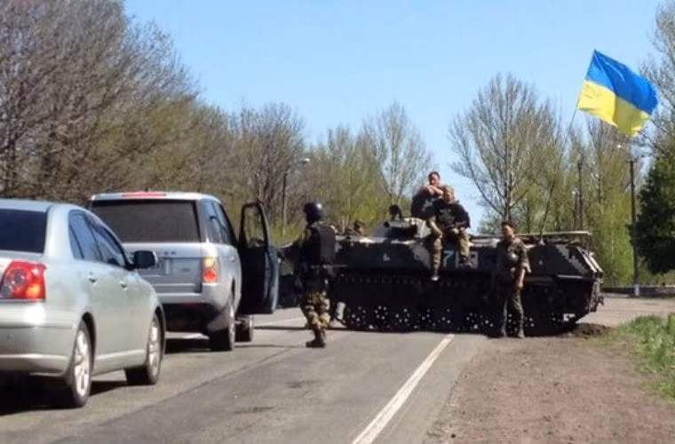 Một điểm kiểm soát được Quân đội Ukraine lập ra bên ngoài thành phố Slavyansk.